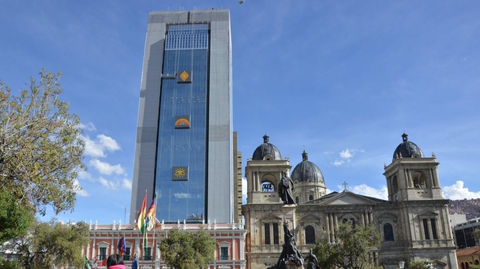 Βολιβία: Η χώρα στη φτώχεια και ο Μοράλες έφτιαξε ανάκτορο 29 ορόφων με τζακούζι, σουίτες και ελικοδρόμιο - Φωτογραφία 1