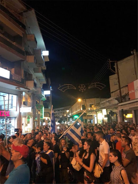 Πολίτες στις Σέρρες έστησαν κρεμάλες και έβριζαν βουλευτές των ΣΥΡΙΖΑ – ΑΝΕΛ [Βίντεο-Εικόνες] - Φωτογραφία 2