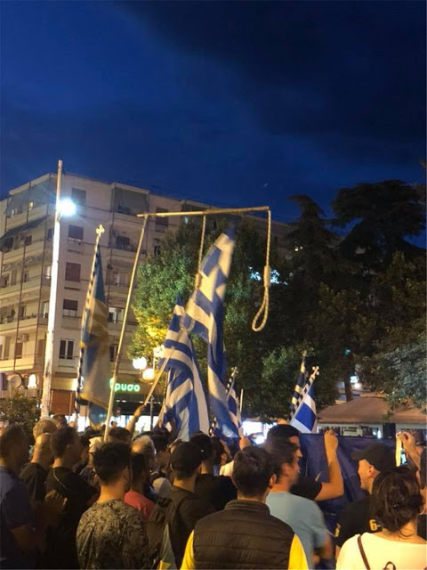 Πολίτες στις Σέρρες έστησαν κρεμάλες και έβριζαν βουλευτές των ΣΥΡΙΖΑ – ΑΝΕΛ [Βίντεο-Εικόνες] - Φωτογραφία 3