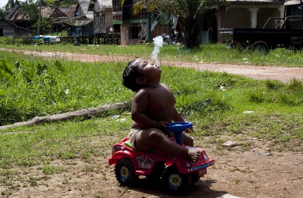 Θυμάστε το 2χρονο αγοράκι που κάπνιζε μανιωδώς, 40 τσιγάρα την ημέρα; - Δείτε πως είναι σήμερα και τι κάνει [photos] - Φωτογραφία 2