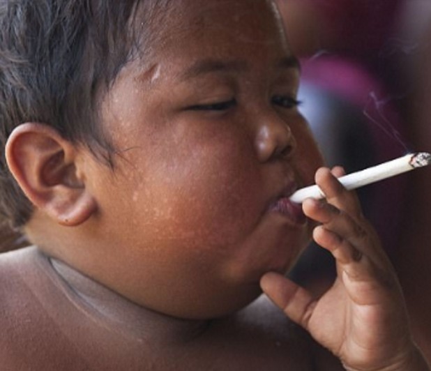 Θυμάστε το 2χρονο αγοράκι που κάπνιζε μανιωδώς, 40 τσιγάρα την ημέρα; - Δείτε πως είναι σήμερα και τι κάνει [photos] - Φωτογραφία 4
