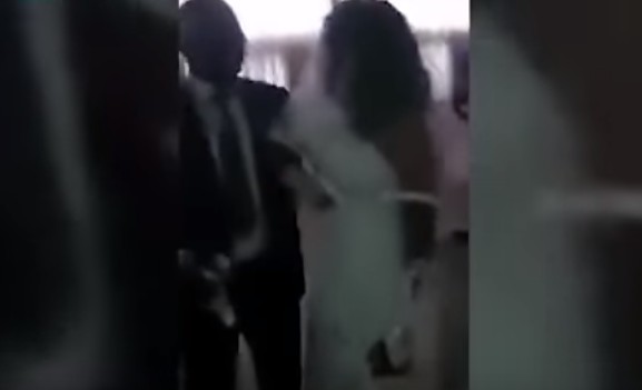 Απίστευτο: Την παράτησε κι εκείνη πήγε στο γάμο του φορώντας... νυφικό! [video] - Φωτογραφία 1