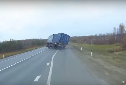 Απίστευτο βίντεο - Οδηγός φορτηγού χάνει τον έλεγχο του οχήματος σε εθνική οδό - Φωτογραφία 1