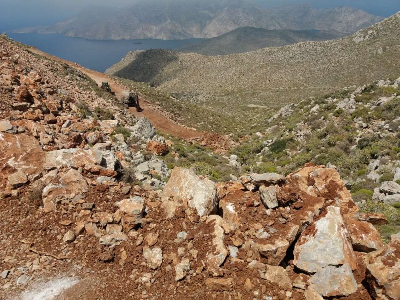 Τα Μηχανήματα ΜΧ του 95 ΤΜΧΕΘ (Ρόδος) στην αποπεράτωση αγροτικού δρόμου στη ν. Κάρπαθο (ΦΩΤΟ) - Φωτογραφία 2