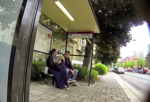 Δείτε τη φάρσα που έγινε σε κόσμο που περίμενε σε στάση λεωφορείου! [video] - Φωτογραφία 1