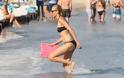 Η Βίκυ Καγιά κάνει βουτιά σε παραλία της Μυκόνου. - Φωτογραφία 3