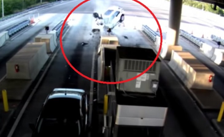 Ανατριχιαστικό ατύχημα: Αυτοκίνητο έπεσε με ιλιγγιώδη ταχύτητα σε διόδια κι ένας επιβάτης εκτοξεύτηκε από το παρμπρίζ [video] - Φωτογραφία 1