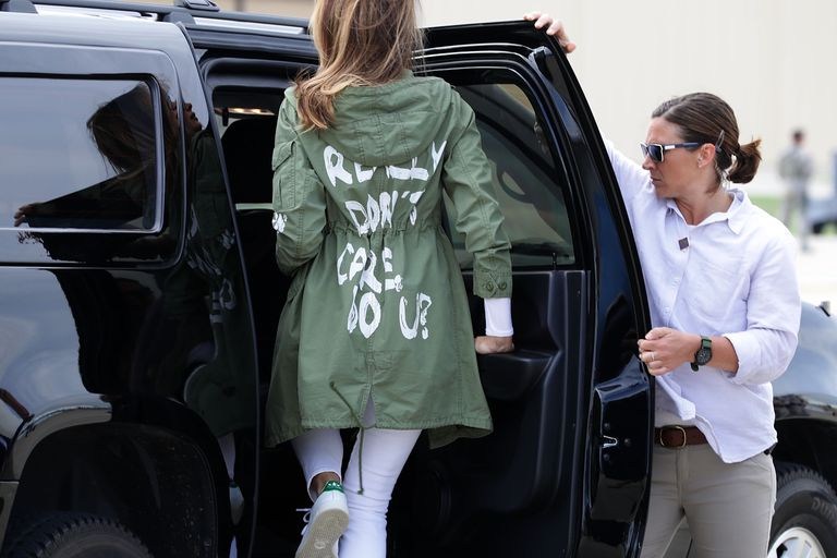 Θύελλα αντιδράσεων με το πανωφόρι της Melania Trump – Τι συνέβη - Φωτογραφία 4