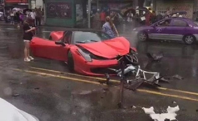 Οδήγησε για πρώτη φορά Ferrari και την κατέστρεψε [photos] - Φωτογραφία 1