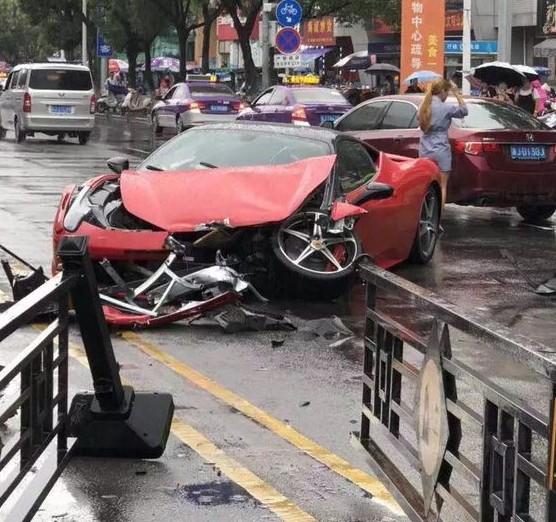 Οδήγησε για πρώτη φορά Ferrari και την κατέστρεψε [photos] - Φωτογραφία 2