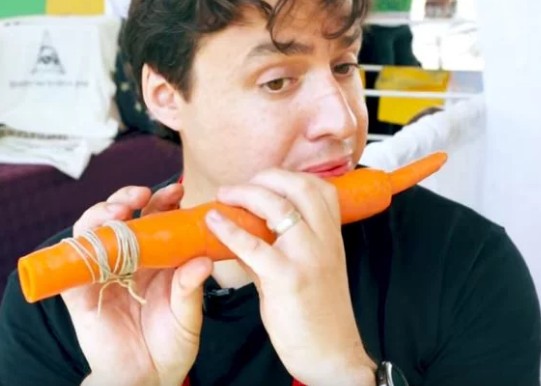 Φτιάχνει μουσικά όργανα από λαχανικά και όντως παίζουν [video] - Φωτογραφία 1