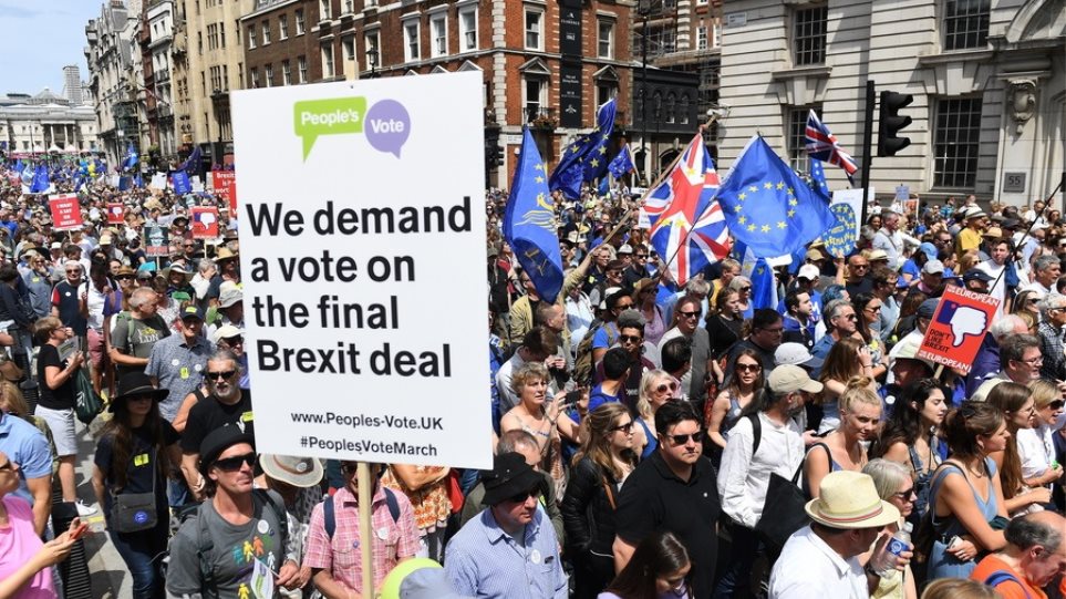 Χιλιάδες διαδηλωτές κατά του Brexit στους δρόμους του Λονδίνου, δύο χρόνια μετά το δημοψήφισμα - Φωτογραφία 1