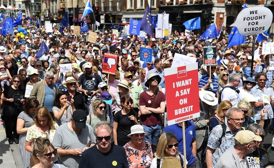 Χιλιάδες διαδηλωτές κατά του Brexit στους δρόμους του Λονδίνου, δύο χρόνια μετά το δημοψήφισμα - Φωτογραφία 3