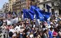 Χιλιάδες διαδηλωτές κατά του Brexit στους δρόμους του Λονδίνου, δύο χρόνια μετά το δημοψήφισμα - Φωτογραφία 2