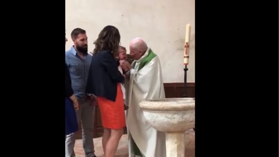Σάλος με ιερέα που... χαστουκίζει μωράκι επειδή κλαίει στη βάπτιση - Φωτογραφία 1