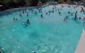 Παιδί πνίγεται σε πισίνα γεμάτη κόσμο - Μπορείτε να το διακρίνετε; [video]