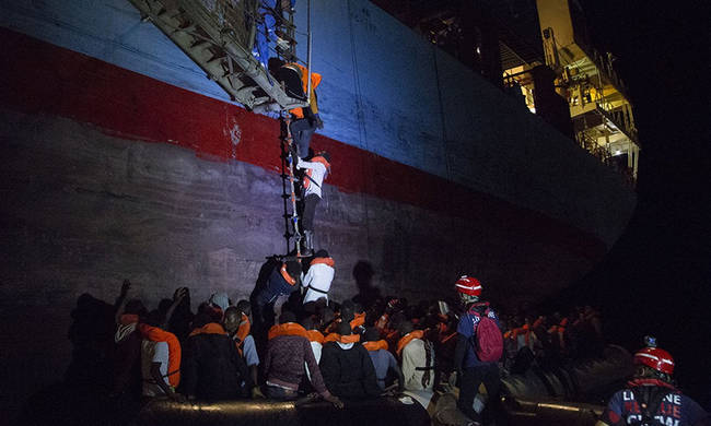 «Θρίλερ» στη Μεσόγειο: Εκατοντάδες μετανάστες εγκλωβισμένοι σε πλοία - Καμία χώρα δεν τους δέχεται - Φωτογραφία 1