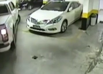 «Κόλλησε» στον τοίχο το αυτοκίνητο που τον εμπόδιζε να παρκάρει! [video] - Φωτογραφία 1