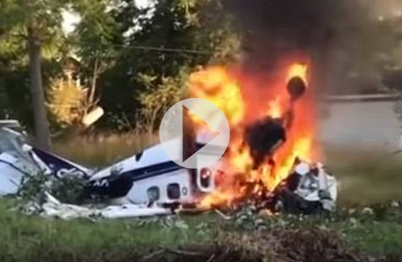 Συγκλονιστικό βίντεο: Η στιγμή που επιβάτης βγαίνει από φλεγόμενο αεροπλάνο μετά τη συντριβή - Φωτογραφία 1