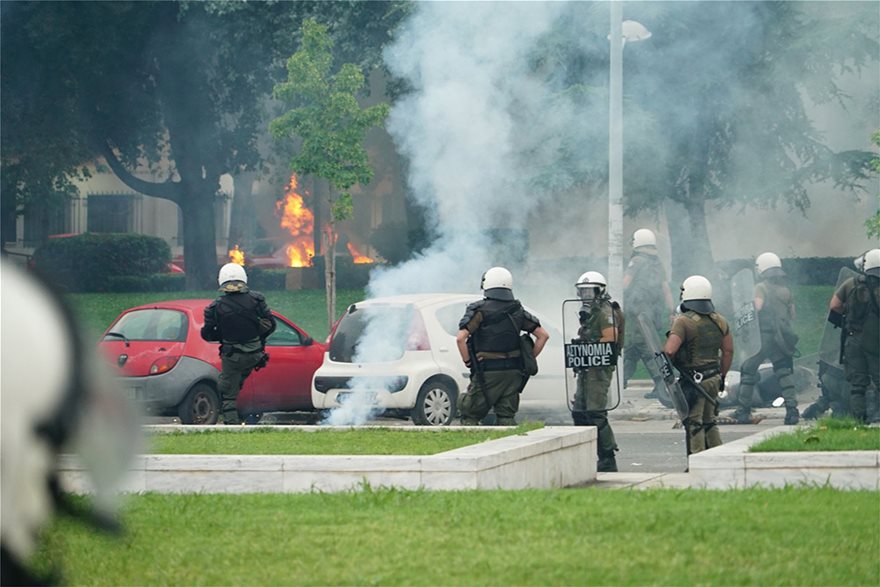 Θεσσαλονίκη: Πεδίο μάχης μέχρι αργά η πόλη για εκδήλωση του ΣΥΡΙΖΑ για το Μακεδονικό - Φωτογραφία 22