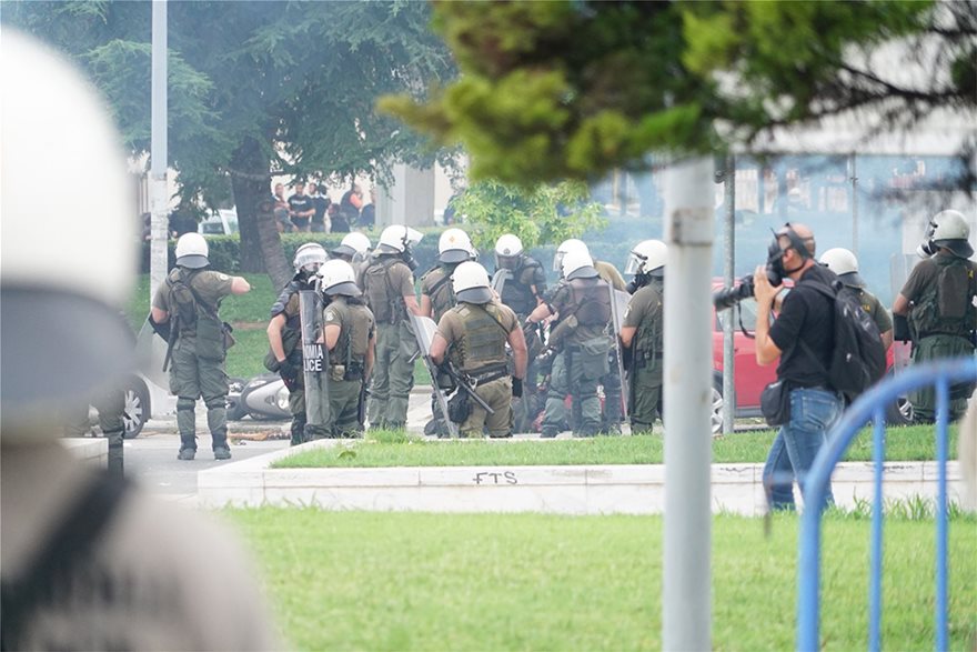 Θεσσαλονίκη: Πεδίο μάχης μέχρι αργά η πόλη για εκδήλωση του ΣΥΡΙΖΑ για το Μακεδονικό - Φωτογραφία 23