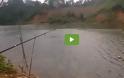 Ψάρεμα: Με αυτόν τον τρόπο βγάζουν 10 ψαρούκλες την ώρα [video]