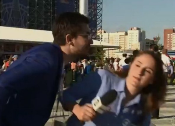 Βραζιλιάνα ρεπόρτερ τα... χώνει σε άγνωστο άντρα που προσπάθησε να την φιλήσει [video] - Φωτογραφία 1