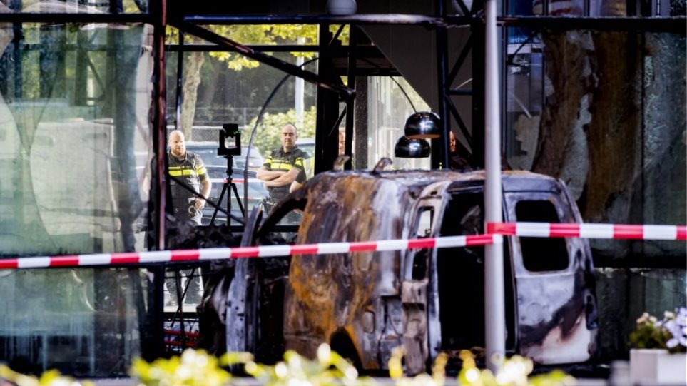 Επίθεση στα γραφεία της De Telegraaf στο Άμστερνταμ - Άγνωστος «κάρφωσε» το φορτηγό του στη τζαμαρία - Φωτογραφία 1
