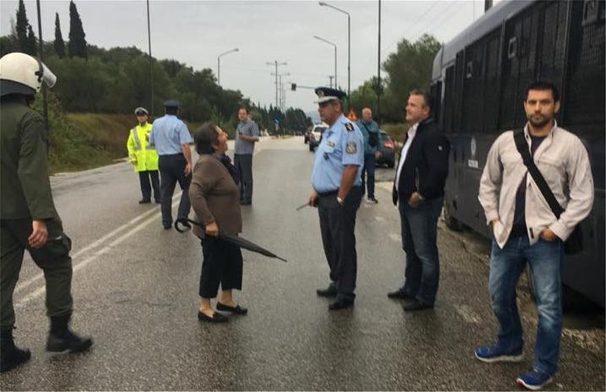 Έκρυθμη η κατάσταση έξω από τον ΧΥΤΑ Λευκίμης στην Κέρκυρα - Φωτογραφία 5