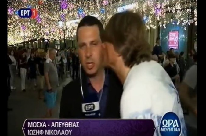 Δημοσιογράφος της ΕΡΤ στη Μόσχα δέχθηκε φιλί από φίλαθλο σε ζωντανή μετάδοση... [video] - Φωτογραφία 1