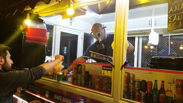 Ελληνικό «δαιμόνιο» - Ιδιοκτήτης καντίνας στην Θεσσαλονίκη έβαλε αντιασφυξιογόνα μάσκα και σέρβιρε στα επεισόδια [Εικόνες] - Φωτογραφία 1