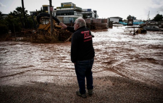 «Χάος» και πάλι στην Μάνδρα – «Ποτάμια» οι δρόμοι, πλημμυρίζουν κτίρια από την ισχυρή βροχόπτωση - Φωτογραφία 1