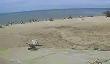 Δείτε σε βίντεο κύμα τριών μέτρων να «καταπίνει» παραλία στην Οδησσό! - Φωτογραφία 1