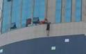 Κτηνωδία στην Κίνα: Πλήθος φώναζε σε κοπέλα «Πήδα από τον 8ο όροφο» – Χειροκρότησαν και γέλασαν μετά τον θάνατό της [photo] - Φωτογραφία 2