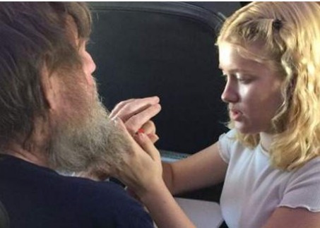 Συγκινητική ιστορία: 15χρονη βοηθά τυφλό και κωφό να επικοινωνήσει σε αεροπορική πτήση [photos] - Φωτογραφία 1