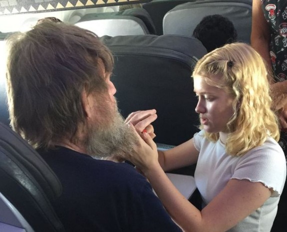 Συγκινητική ιστορία: 15χρονη βοηθά τυφλό και κωφό να επικοινωνήσει σε αεροπορική πτήση [photos] - Φωτογραφία 3