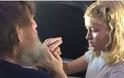 Συγκινητική ιστορία: 15χρονη βοηθά τυφλό και κωφό να επικοινωνήσει σε αεροπορική πτήση [photos]