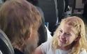 Συγκινητική ιστορία: 15χρονη βοηθά τυφλό και κωφό να επικοινωνήσει σε αεροπορική πτήση [photos] - Φωτογραφία 2