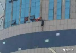 Κτηνωδία στην Κίνα: Πλήθος φώναζε σε κοπέλα Πήδα από τον 8ο όροφο. - Φωτογραφία 2