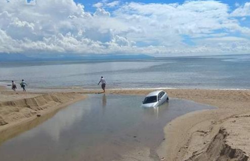 Η άμμος «κατάπιε» αυτοκίνητο στην παραλία των Βρασνών [photo] - Φωτογραφία 1
