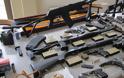 Απίστευτο: Η αστυνομία βρήκε στο σπίτι του 10.000 όπλα
