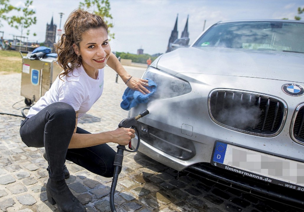 Ελληνίδα, φέρνει τα πάνω κάτω στο πλύσιμο αυτοκινήτου, με μια μαγική συσκευή! [photos] - Φωτογραφία 1