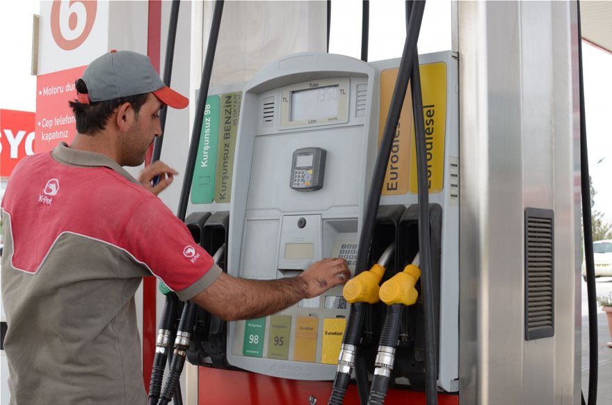 Ελληνοκύπριοι βάζουν βενζίνη με μισή τιμή στα κατεχόμενα - Φωτογραφία 1