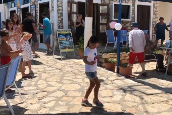 Κοριτσάκι χορεύει το «Ζεϊμπέκικο της Ευδοκίας» στο Καστελόριζο και γίνεται viral στο διαδίκτυο [video] - Φωτογραφία 1