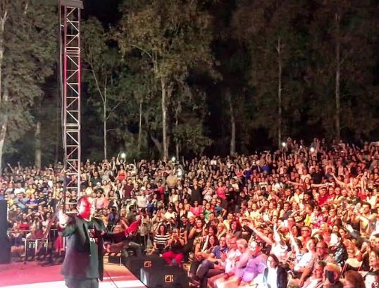Λευτέρης Πανταζής: Αποθεώθηκε από 15.000 κόσμο στη συναυλία αλληλεγγύης του Δήμου Περιστερίου (βίντεο) - Φωτογραφία 1