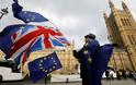 Ολοένα και περισσότεροι Βρετανοί λαμβάνουν υπηκοότητα της ΕΕ λόγω Brexit