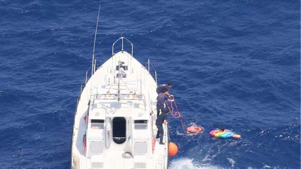 φωτογραφίες από τη διάσωση της 55χρονης Ρωσίδας που έπλεε 20 ώρες σε θαλάσσιο στρώμα ανοιχτά της Κρήτης! - Φωτογραφία 1