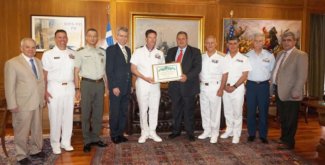 Απονομή Διαμνημόνευσης Αστέρα Αξίας και Τιμής από τον ΥΕΘΑ Πάνο Καμμένο στον ΑΚΑΜ των ΗΠΑ στην Ελλάδα Πλοίαρχο Robert Palm - Φωτογραφία 1