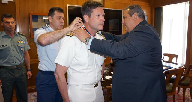 Απονομή Διαμνημόνευσης Αστέρα Αξίας και Τιμής από τον ΥΕΘΑ Πάνο Καμμένο στον ΑΚΑΜ των ΗΠΑ στην Ελλάδα Πλοίαρχο Robert Palm - Φωτογραφία 3