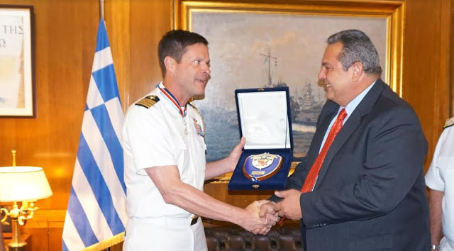 Απονομή Διαμνημόνευσης Αστέρα Αξίας και Τιμής από τον ΥΕΘΑ Πάνο Καμμένο στον ΑΚΑΜ των ΗΠΑ στην Ελλάδα Πλοίαρχο Robert Palm - Φωτογραφία 4